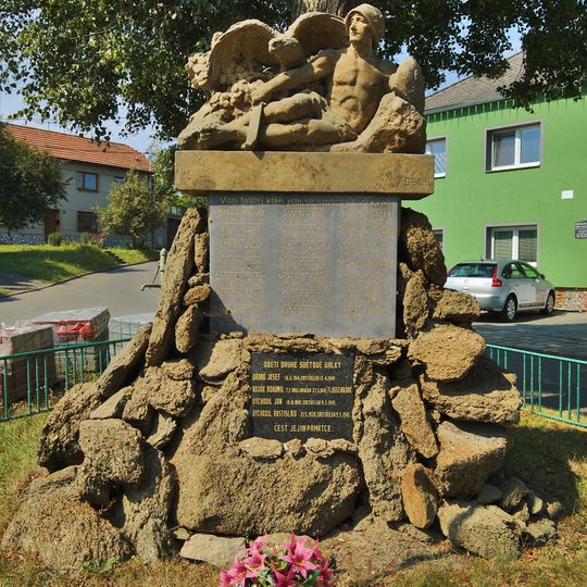 Pomník padlým ve Slatinkách naproti škole