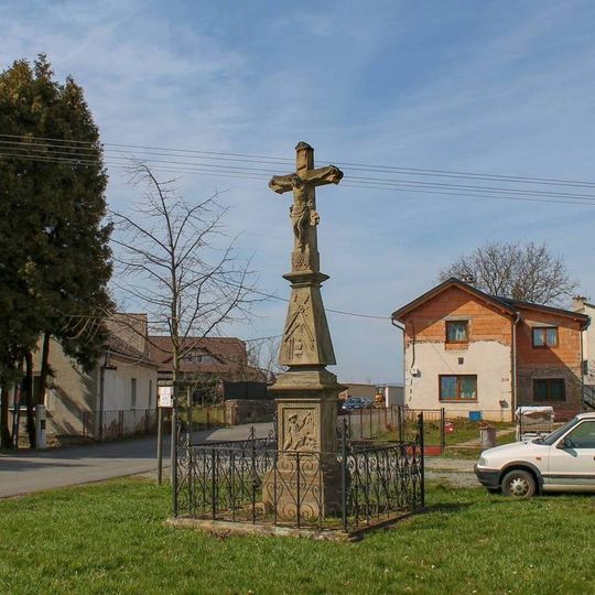 Kříž v Újezdu na rozcestí naproti parku