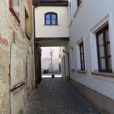 Mostní přechod mezi domy L. Pokorného 11/1 a Havlíčkovo nábř. 114/1