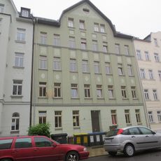 Mietshaus in geschlossener Bebauung mit Vorgarten Rudolf-Marek-Straße 3