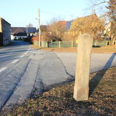 Wegestein Dorfaue (der Haltestelle gegenüber)