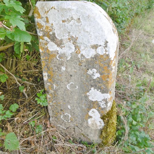 Milestone, where Woodstock Park wall begins to diverge from road, W of Stratford Road jct. to Wootton