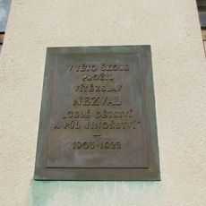 Pamětní deska na základní škole, kam docházel Vítězslav Nezval v Šemíkovicích