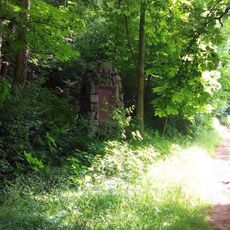 Památník v Kryrech nad kostelem