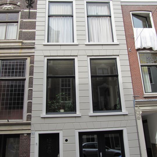 Pand met gepleisterde lijstgevel met in de kroonlijst triglyphen en metopen