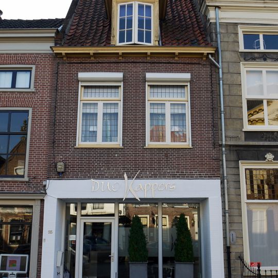 Huis met hoog zadeldak