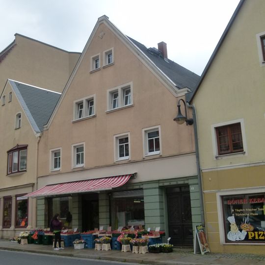 Wohnhaus in geschlossener Bebauung mit Laden Ziegenbalgplatz 5