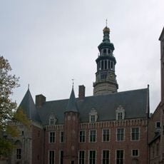 Hoog bakstenen gebouw, haaks op de Commissariswoning aansluitend