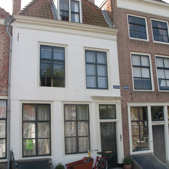 Huis met gepleisterde rechte gevel
