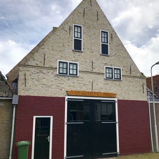 Voorm. pakhuis onder hoog zadeldak tegen puntgevel