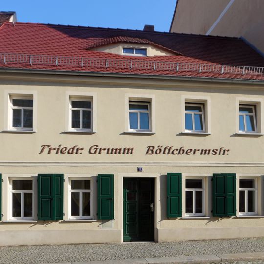 Wohnhaus in geschlossener Bebauung mit Werbeschriftzug Weststraße 11