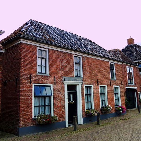 Pand met verdieping onder gedrukt schilddak