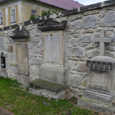 Ohradní zeď hřbitova v Polici nad Metují