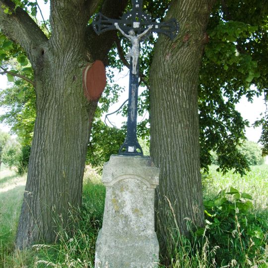 Kříž u silnice západně od Chlumu