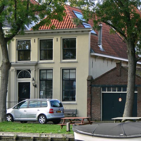 Huis met verdieping en gepleisterde lijstgevel