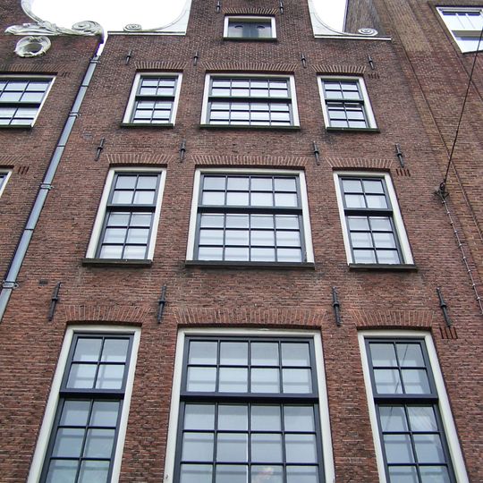 Huis, vanwege de zandstenen onderdelen van de gevelhals