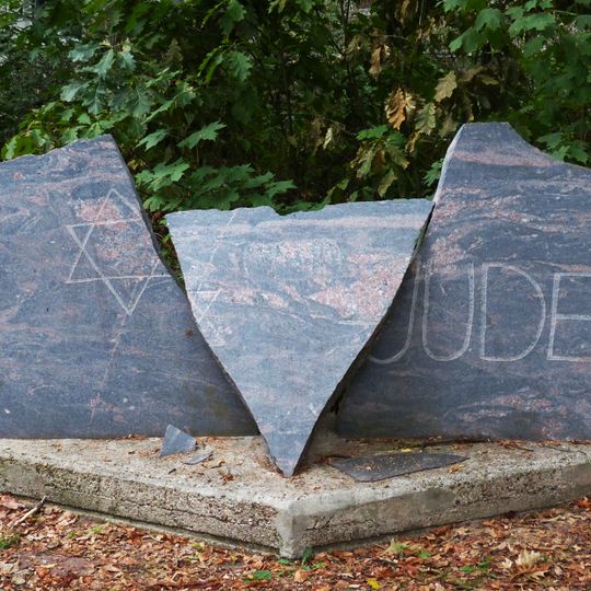 Gedenkstein zur Deportation männlicher Juden ins KZ Sachsenhausen nach der Reichspogromnacht am 9. November 1938