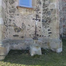Kříž u kostela v Kostelci