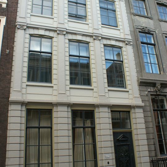 Pand met gepleisterde natuurstenen pilastergevel van parterre en twee verdiepingen ter breedte van drie vensters