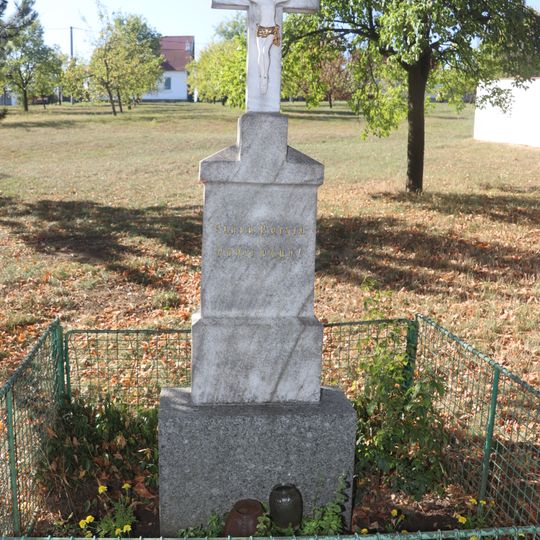 Kříž u kostela svatého Petra v Okovech