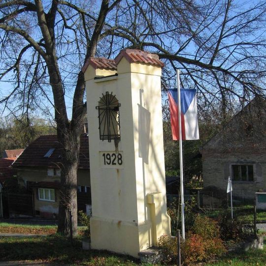 Zvonička s památníkem padlých ve středu Košátek