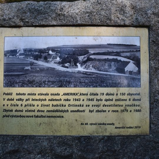 Pamětní deska ke 40 letům zániku osady Amerika