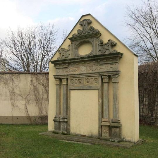 Portál ze zrušeného kostela svatého Václava za kostelem Nanebevzetí v Mostě