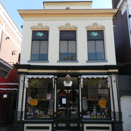 Woning met drogisterij