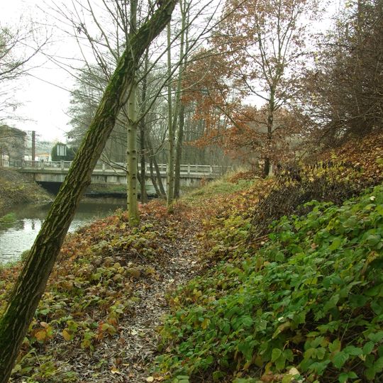 Most Karlštejnské ulice přes Loděnici v Loděnici