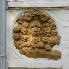 Relieftafel (zwei Löwenköpfe)