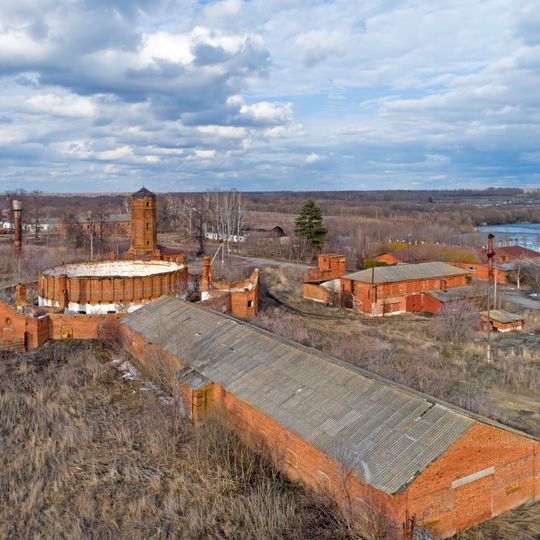 Здание конюшни с манежем