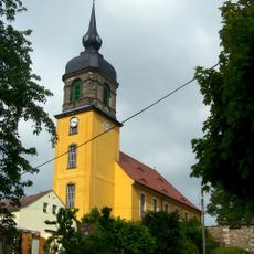 St. Bartholomäuskirche Röhrsdorf (einschließlich Ausstattung), dazu Kirchhof mit einigen alten Grabmälern, Leichenhalle, drei Toren und Einfriedungsmauer Kirchberg 4