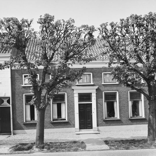 Dwarshuis ter breedte van zes vensterassen met lage verdieping en zadeldak