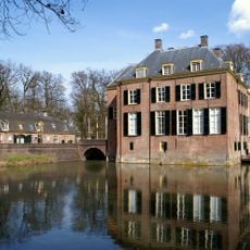 Neerijnen: voorburcht met keermuur en toegangsbrug
