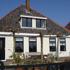 Langgerekt houten stolphoeve