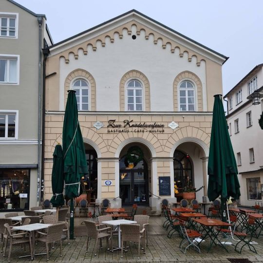 Zur Knödelwerferin