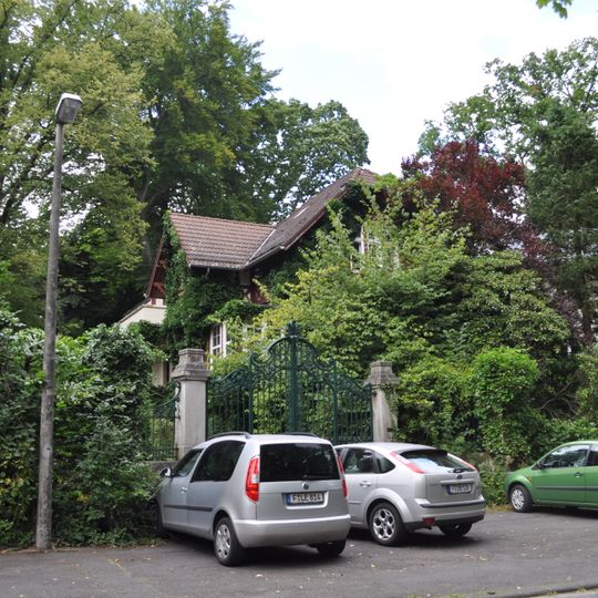 Pförtnerhaus und Tor