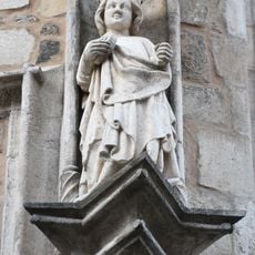 Levá socha světice na fasádě katedrály na Petrově