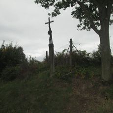 Kříž severně od městyse Lhenice u rozcestí