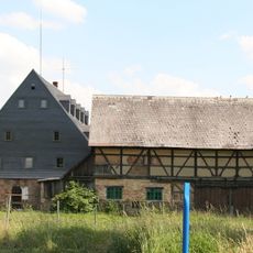 Vierseithof mit Wohnstallhaus, Scheune, ehemaligem Schafstall, Blockspeicher, Seitengebäude und Hofpflasterung Zum Vierseithof 16