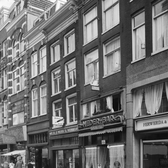 Pand met gevel onder rechte lijst met consoles