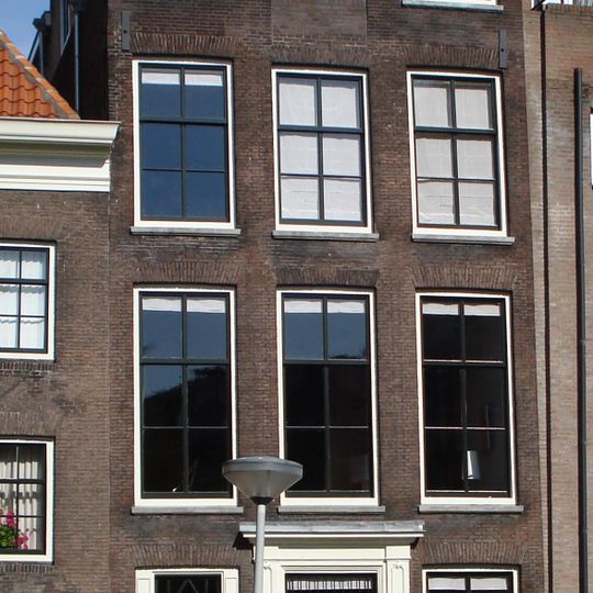 Koopmanshuis, met eenvoudige lijstgevel en belangrijk Lodewijk XV-interieur