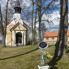 Kříž před kaplí