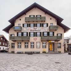 Fassaden und Treppenhaus des Postamtes