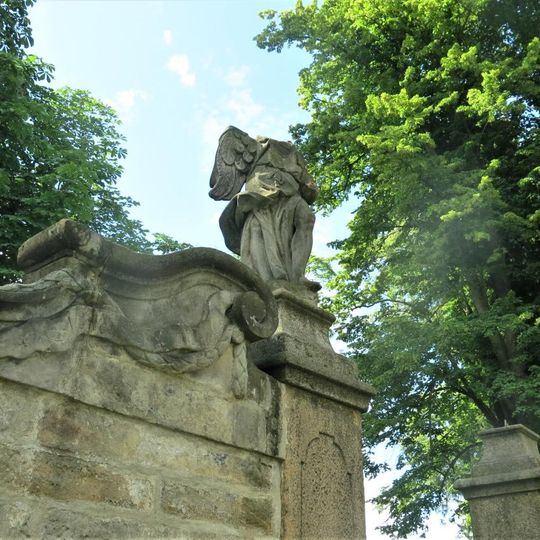 Socha anděla u brány k areálu kostela ve Starých Křečanech