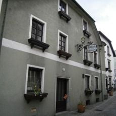 Ehem. Gasthaus zum Wilden Mann, Pension Pirklbauer mit Stadtmauerteil u. Zwinger