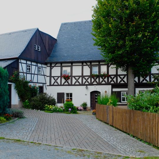 Wohnhaus und angebautes Seitengebäude Dorfstraße 2