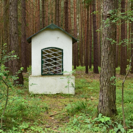 Kaplička v lese jihovýchodně od Dlouhé Lhoty