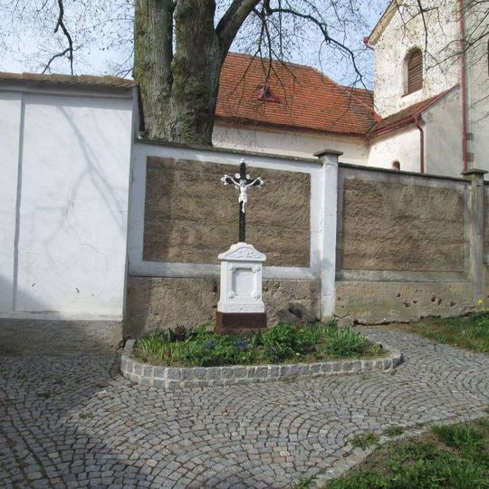 Kříž v Číčově u kostela