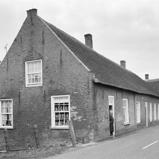 Boerderij onder met riet gedekt wolfdak